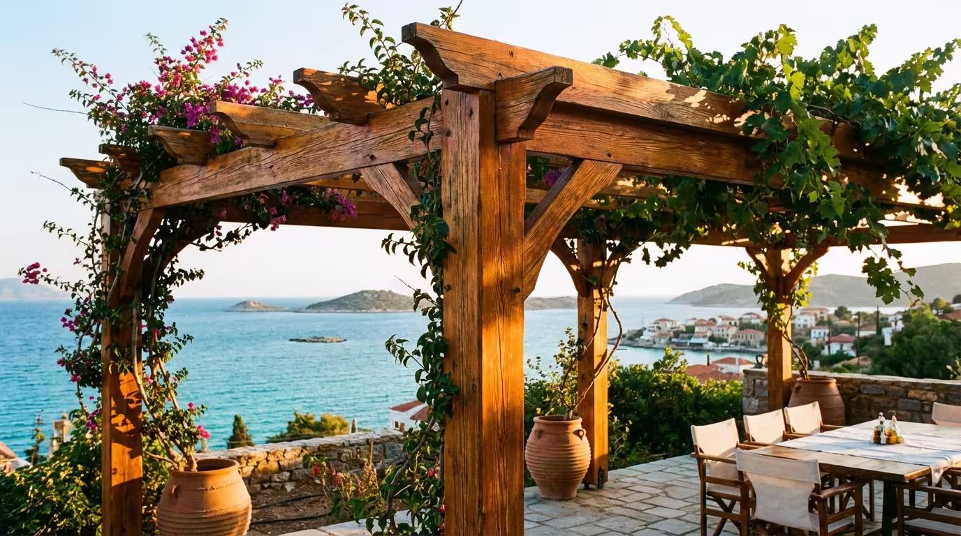 Ξύλινη πέργκολα σε παραθαλάσσια κατοικία - εκτεθειμένη σε αλμύρα, ήλιο και αέρα