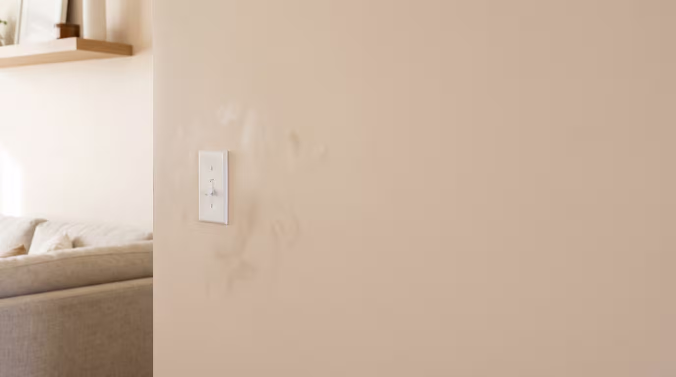 Τοίχος καθιστικού βαμμένος με ματ πλαστικό χρώμα - ομοιόμορφο φινίρισμα, ξηρός χώρος