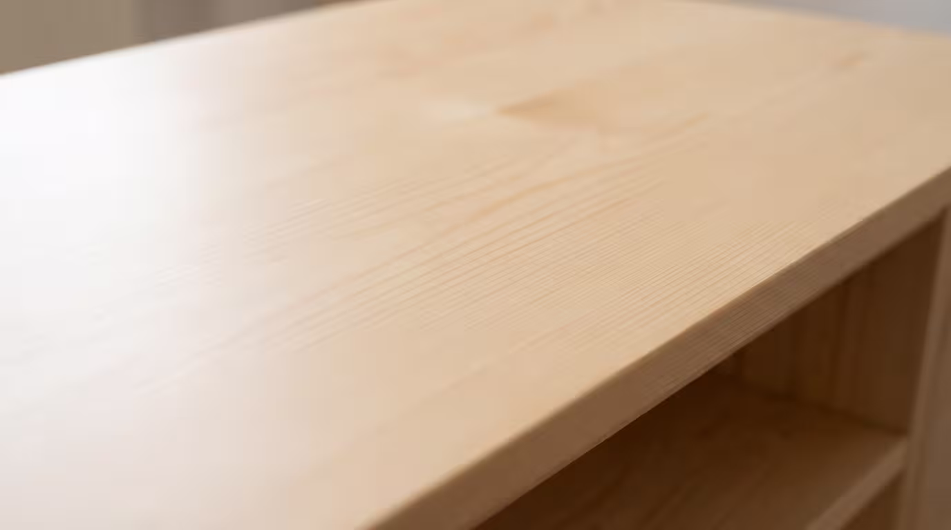 Ξύλινη επιφάνεια βερνικωμένη με βερνίκι νερού - διάφανο crystal clear φινίρισμα, φυσικό ανοιχτό χρώμα